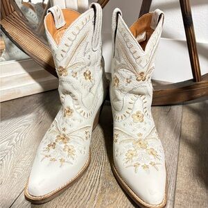 Dingo White Floral Embroidered Women's Western Boots